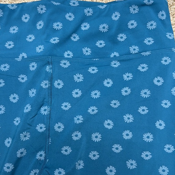 Nanette Lepore compression blue daisy leggings, NWT - Picture 4 of 6